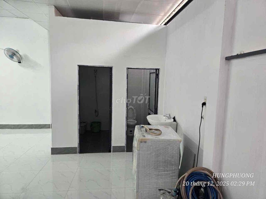 Rent a clean new house 200 meters wide with a back alley.