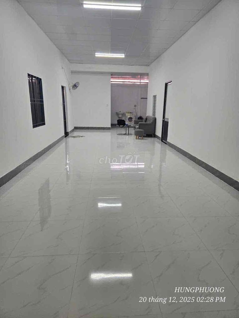 Rent a clean new house 200 meters wide with a back alley.