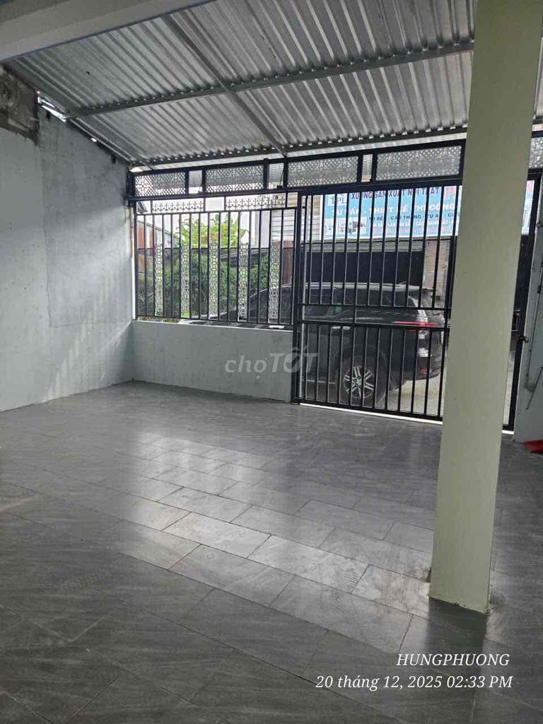 Rent a clean new house 200 meters wide with a back alley.