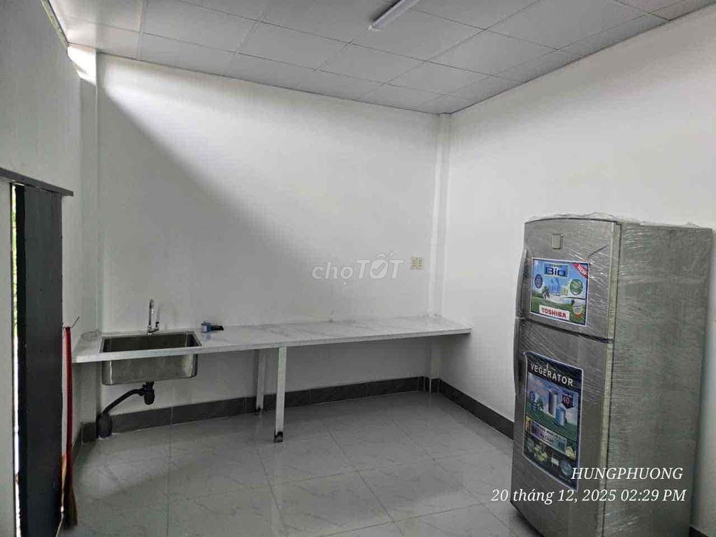 Rent a clean new house 200 meters wide with a back alley.