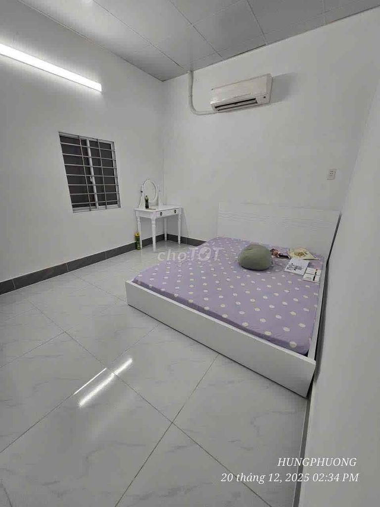 Rent a clean new house 200 meters wide with a back alley.