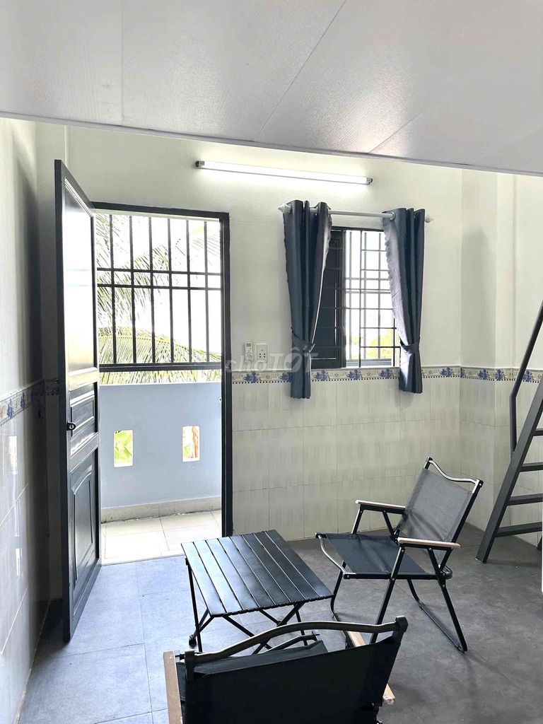 A window with a balcony at 2-3, the sulfur man attacks Phú Thuận.