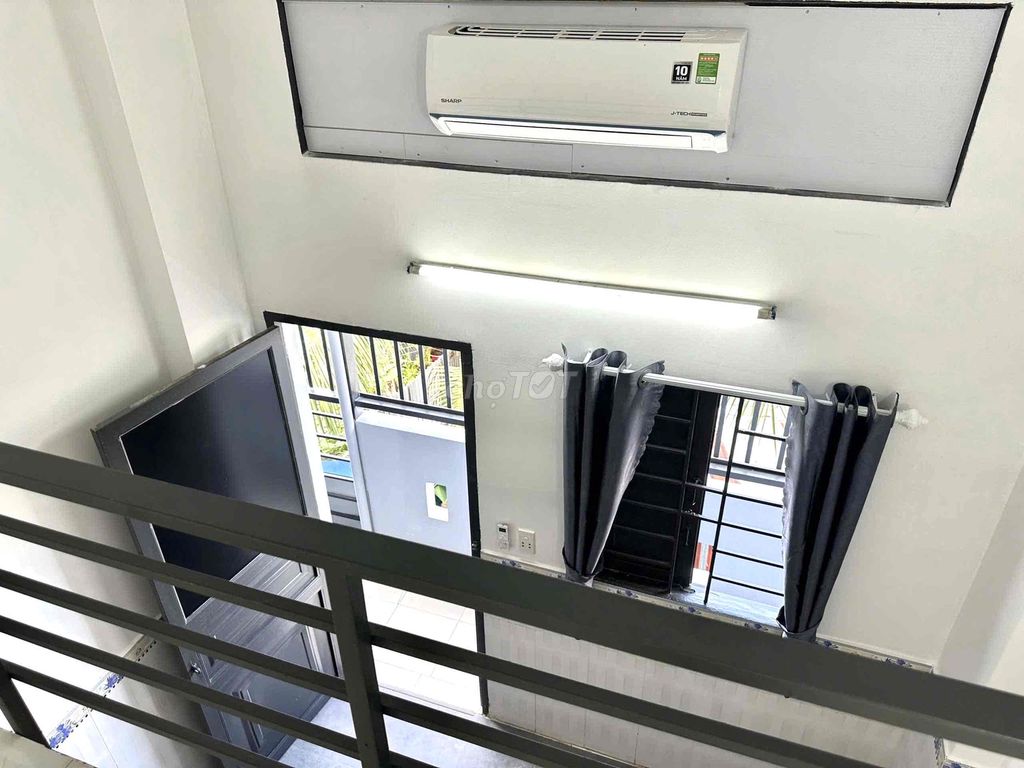 A window with a balcony at 2-3, the sulfur man attacks Phú Thuận.