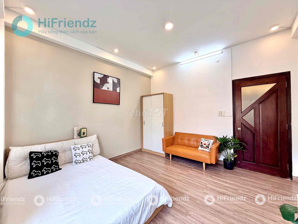 The new balcony studio is full of furniture right in Phan Xích Long.