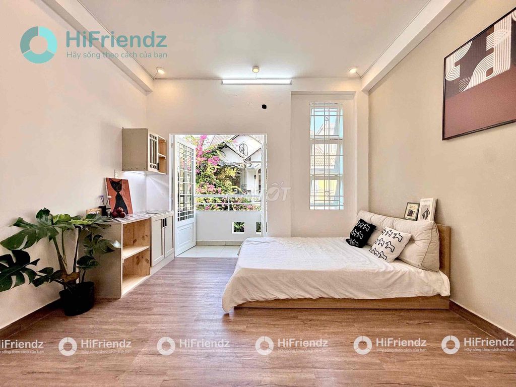 The new balcony studio is full of furniture right in Phan Xích Long.