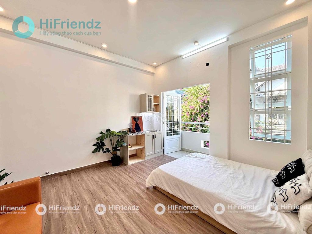 The new balcony studio is full of furniture right in Phan Xích Long.