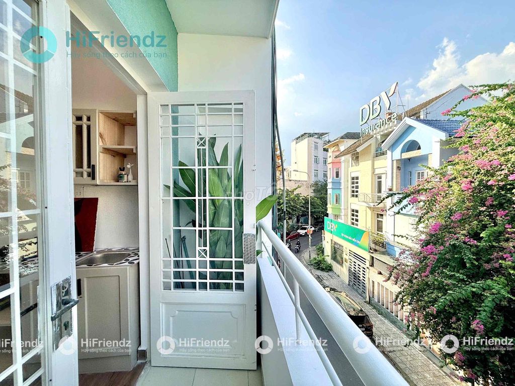 The new balcony studio is full of furniture right in Phan Xích Long.