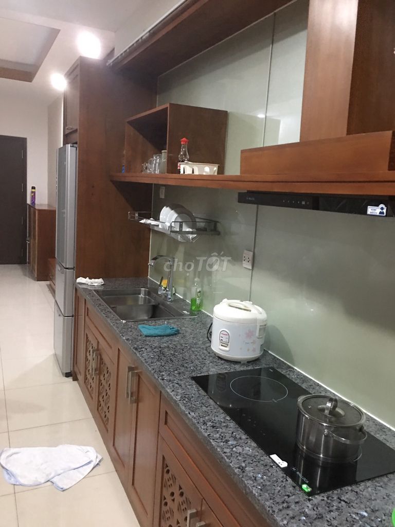 Three bedrooms central plaza (91 Phạm Văn Hai) - only 15 million a month.