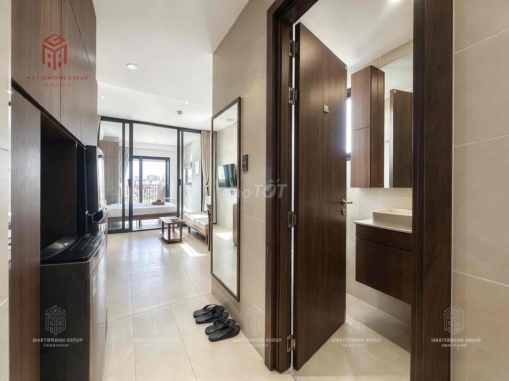 Rent a kitchen bedroom, cut out by the market. You're clear through District 1.