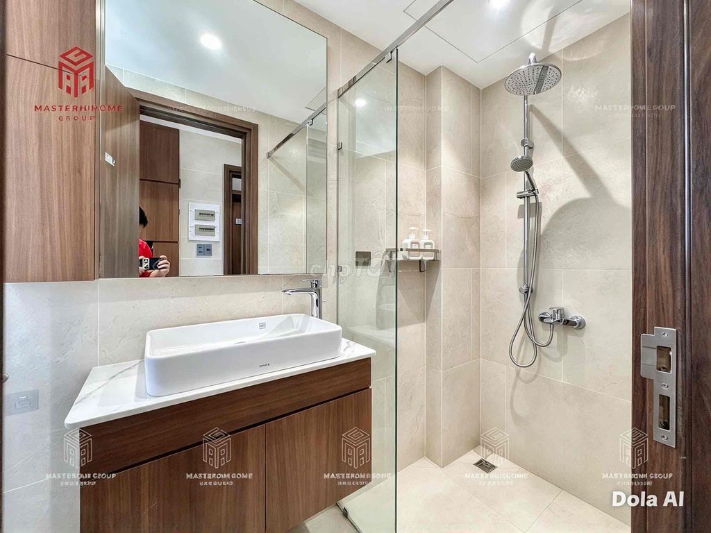 Rent a kitchen bedroom, cut out by the market. You're clear through District 1.