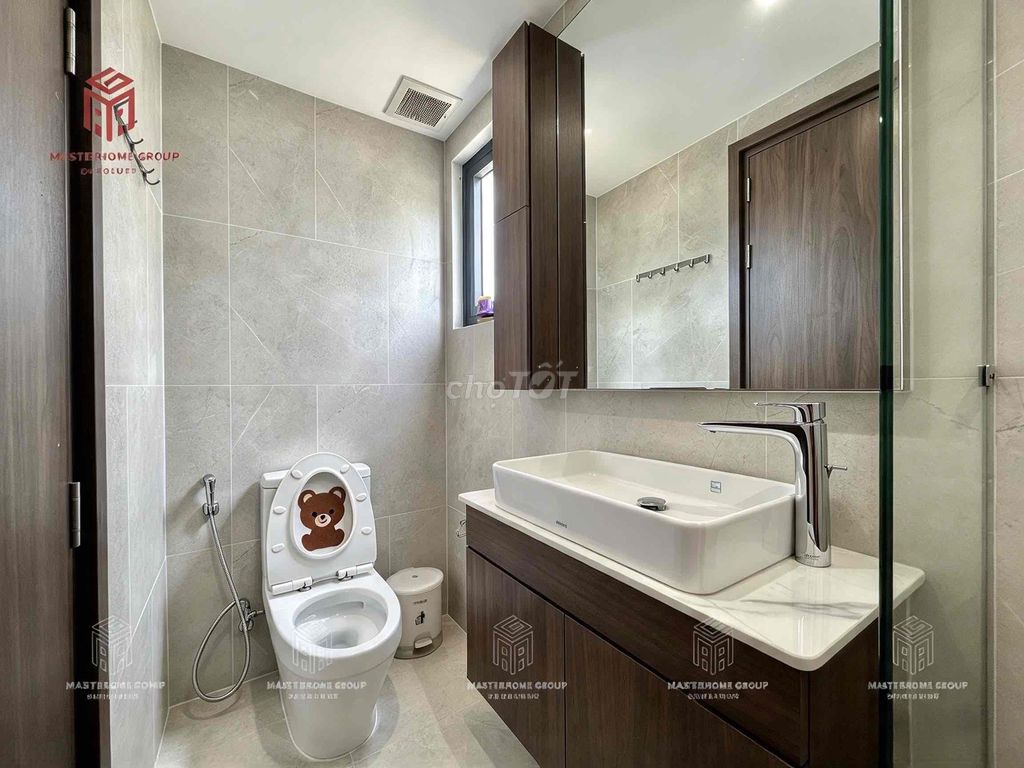 Rent a kitchen bedroom, cut out by the market. You're clear through District 1.