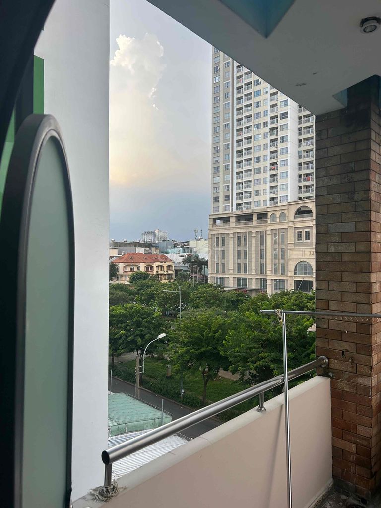 Large room, super-split balcony, park view, cash road