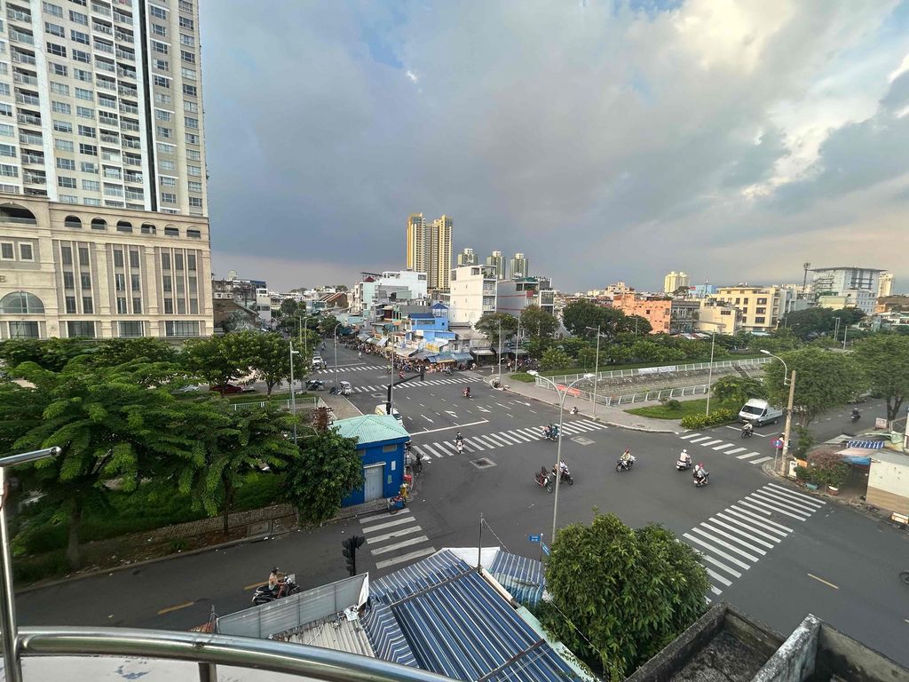 Large room, super-split balcony, park view, cash road