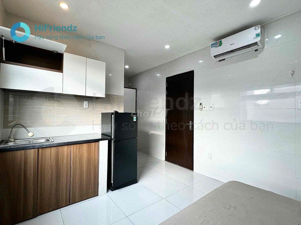 The new apartment is in the skylight. The elevator's near the market.