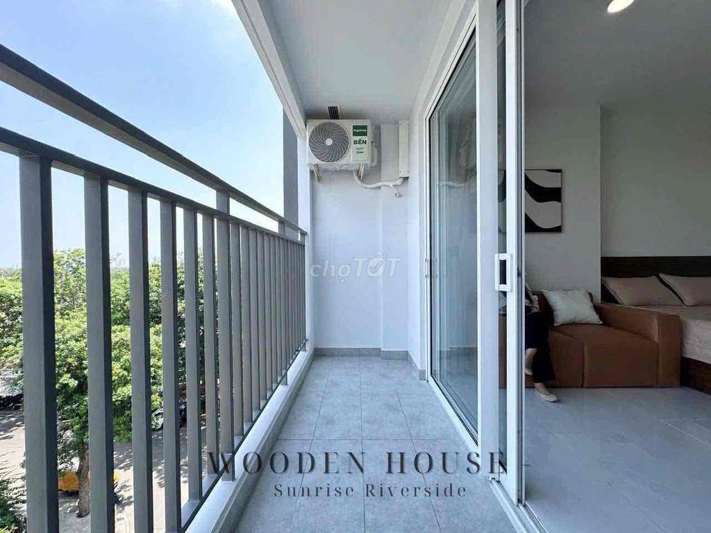 Rent a large, cheap, low-cost balconies at the center.