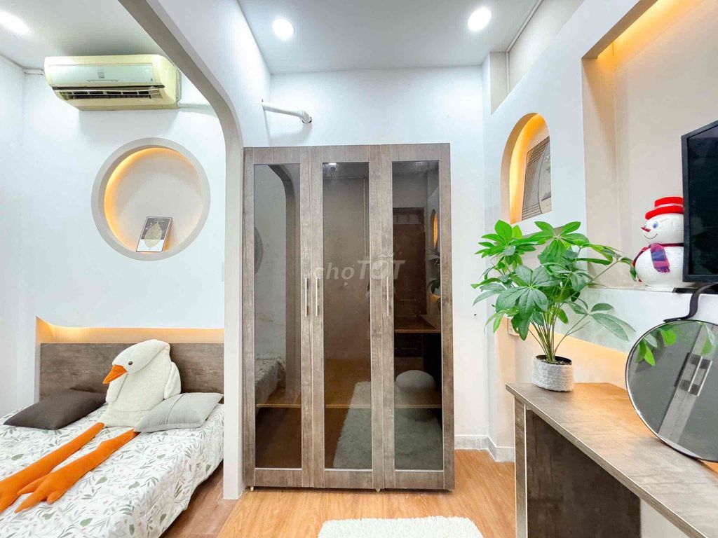 The House of One Bed is 100 percent full of furniture, free of car parks.