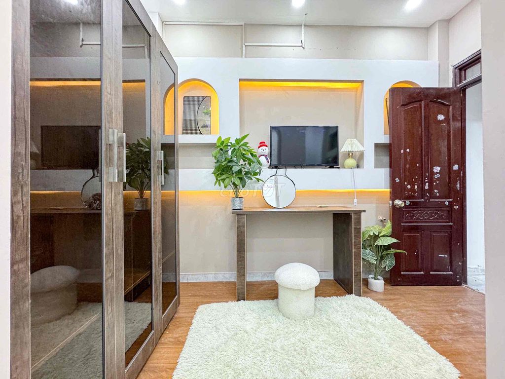 The House of One Bed is 100 percent full of furniture, free of car parks.