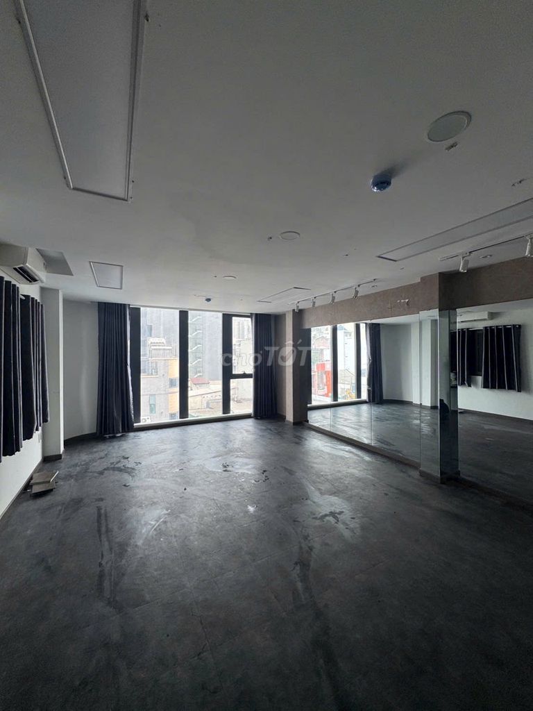 Rent two one-one detectives, District 1-4-story elevator-- 60 million.