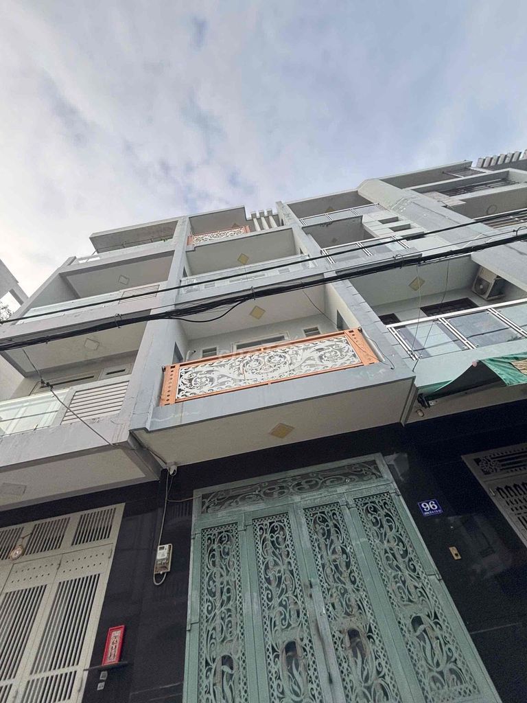 Frontline Số 64 is equal to 4 is 18 feet long, 1 ground 3 floors, 10 meters.