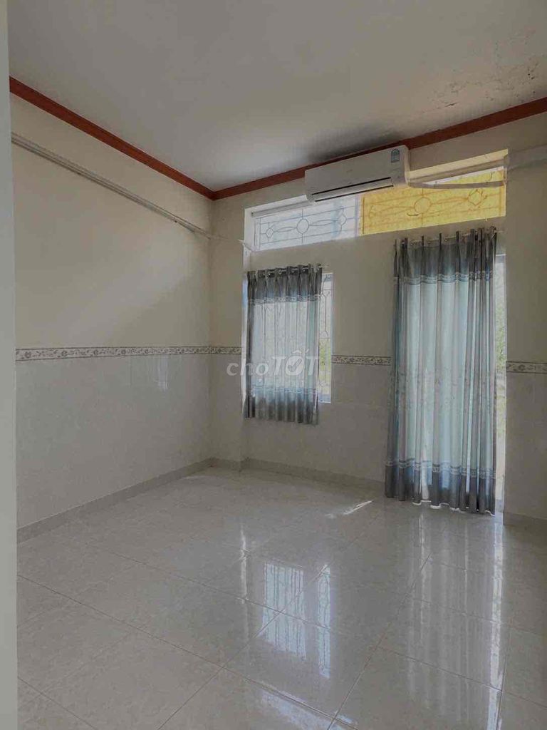 House one, two floors, three bathrooms for rent.
