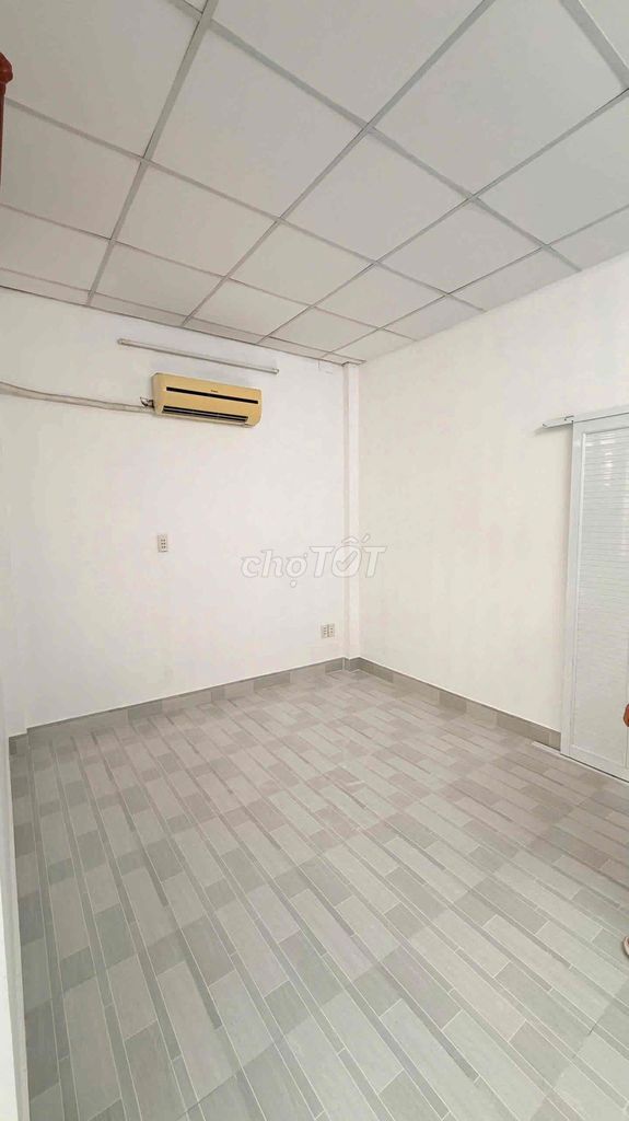 The owner rented three bedrooms. Two toilets.