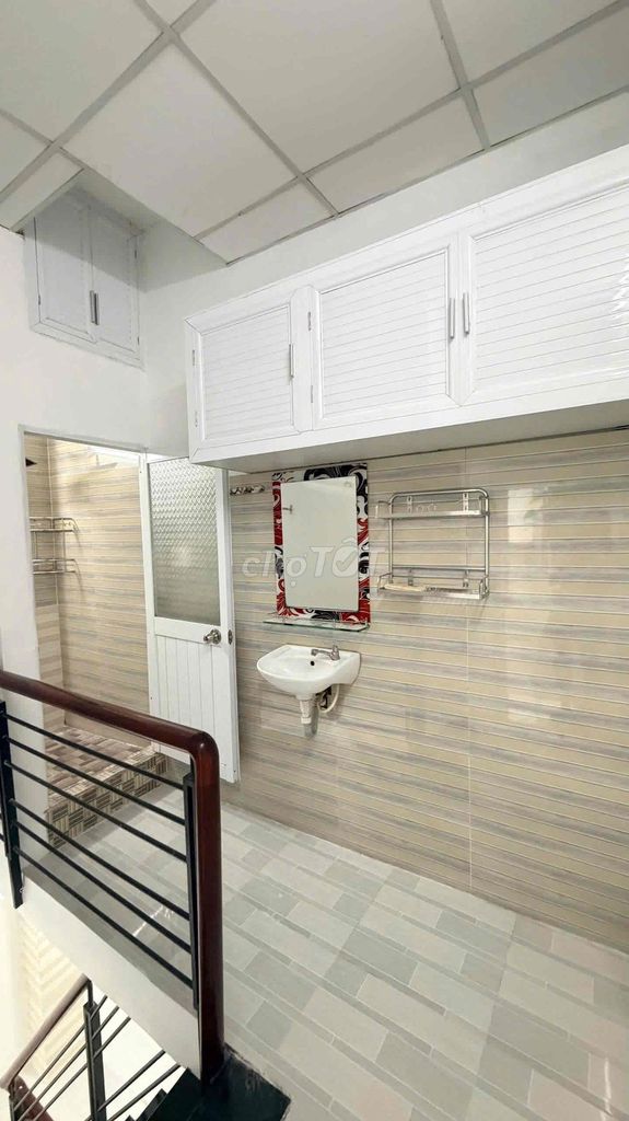 The owner rented three bedrooms. Two toilets.