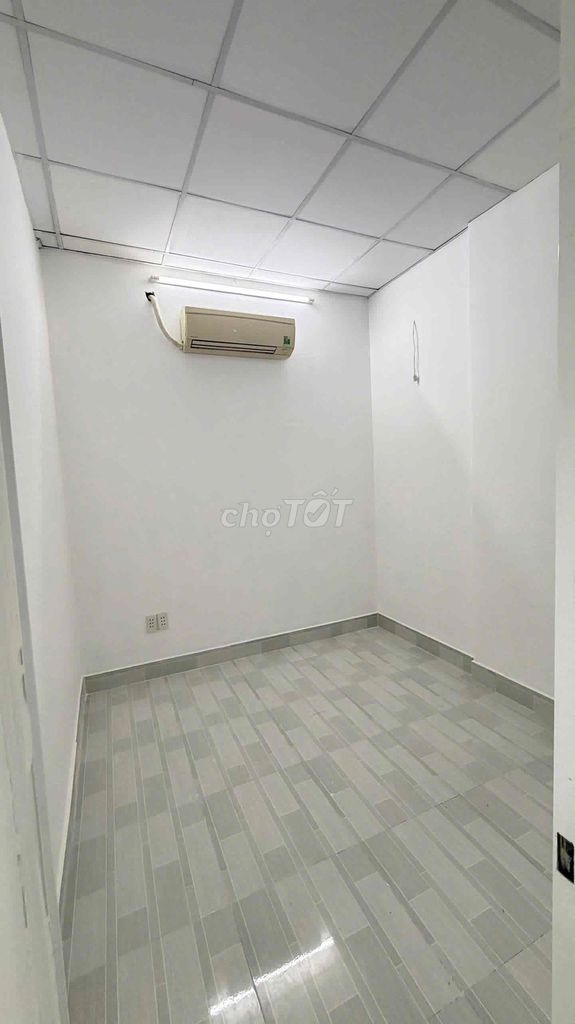 The owner rented three bedrooms. Two toilets.