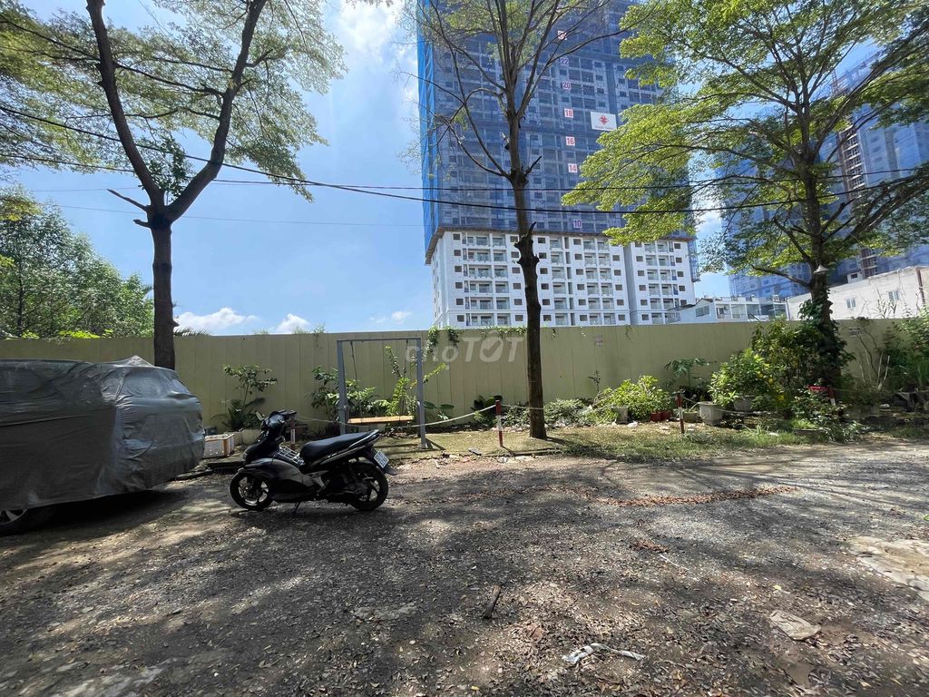 Rent the Gardens of the 1527 Lê Văn Lương Alley.
