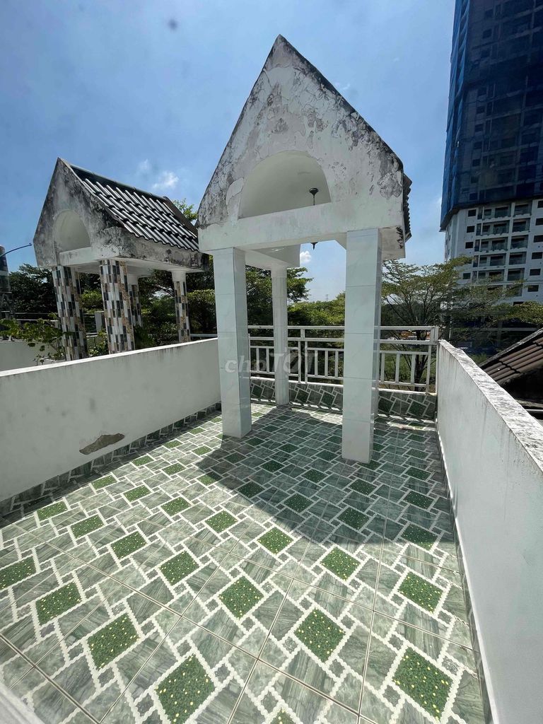 Rent the Gardens of the 1527 Lê Văn Lương Alley.