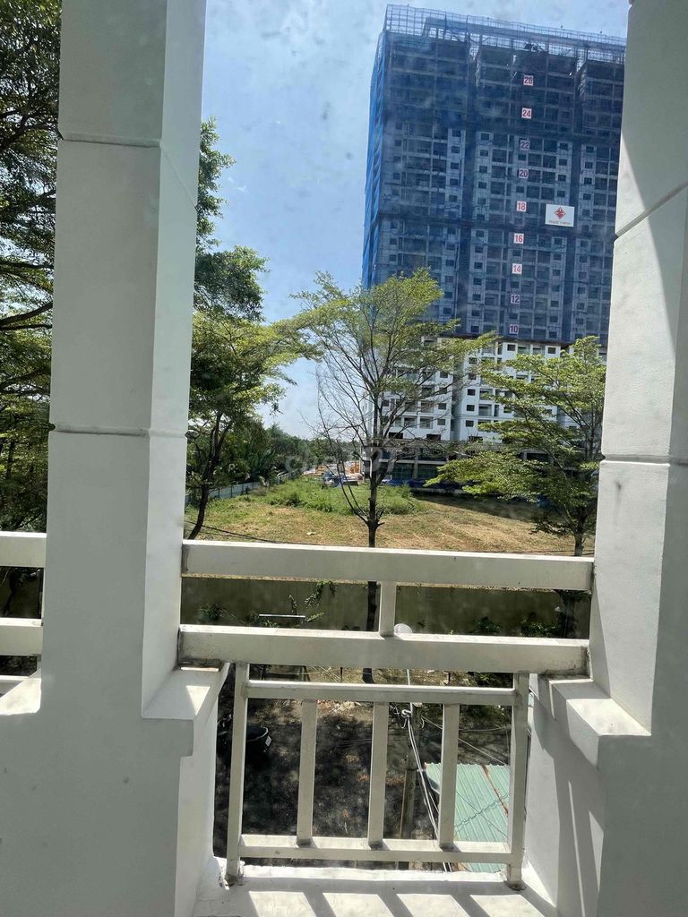 Rent the Gardens of the 1527 Lê Văn Lương Alley.