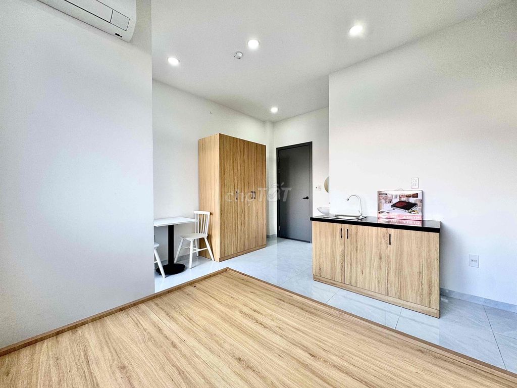 Opening the new mini apartment at the first stop of the cool balconies