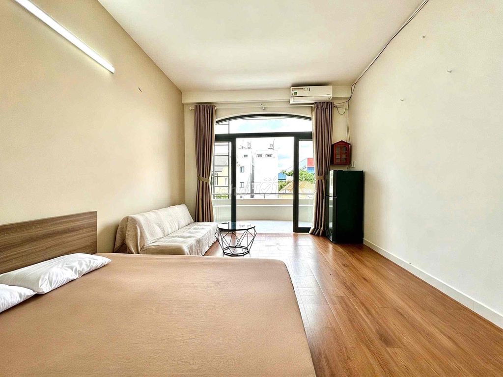 The balcony studio nears the Bình Thạnh green row