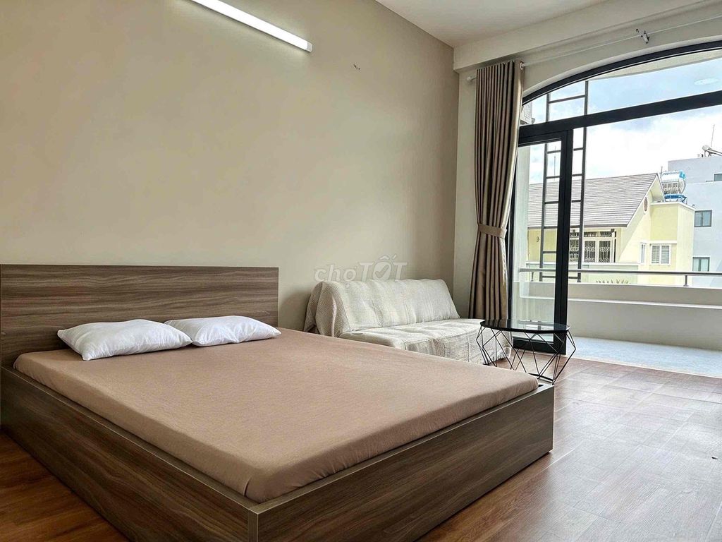 The balcony studio nears the Bình Thạnh green row