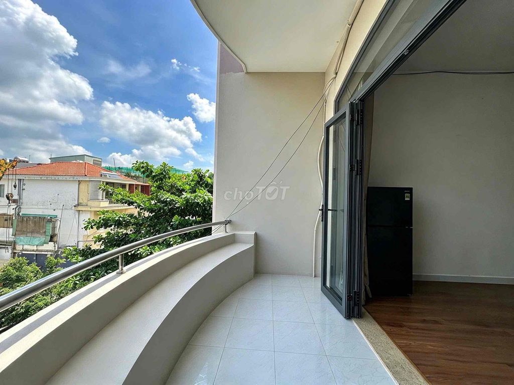 The balcony studio nears the Bình Thạnh green row