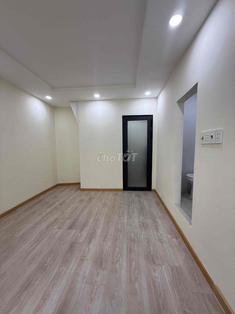 Rent a new three-story district-- two bedrooms, three toilets-- 13 million a month.