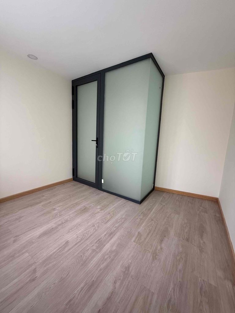 Rent a new three-story district-- two bedrooms, three toilets-- 13 million a month.