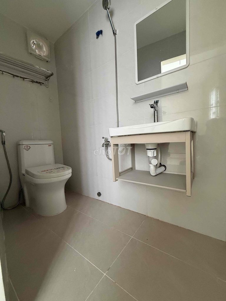 Rent a new three-story district-- two bedrooms, three toilets-- 13 million a month.