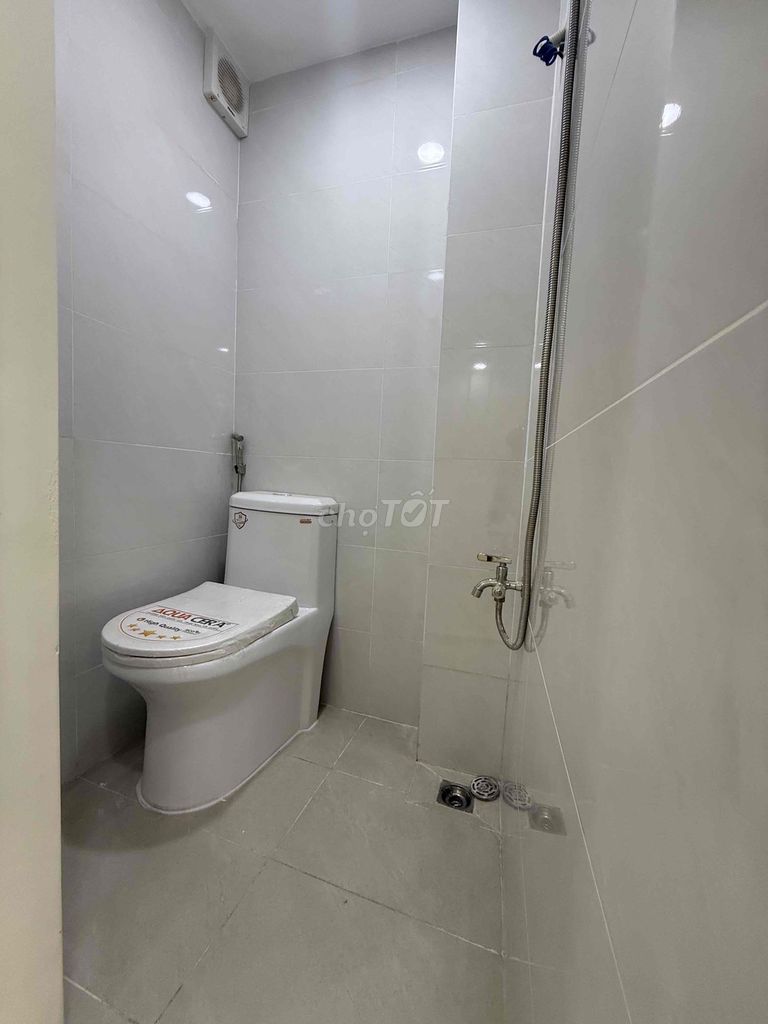 Rent a new three-story district-- two bedrooms, three toilets-- 13 million a month.