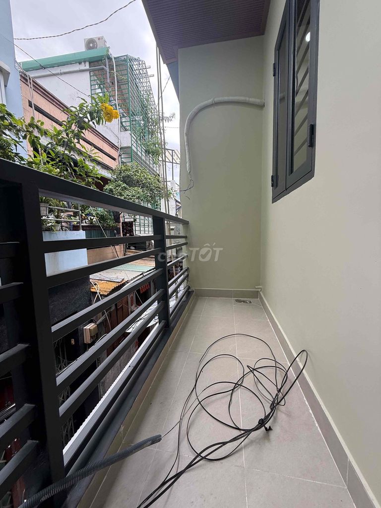 Rent a new three-story district-- two bedrooms, three toilets-- 13 million a month.