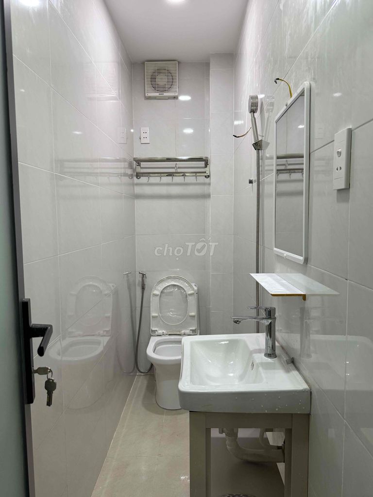 Rent a new three-story district-- two bedrooms, three toilets-- 13 million a month.