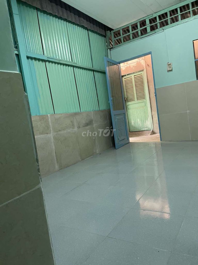 Rent room, near school, hospitals, markets, security.