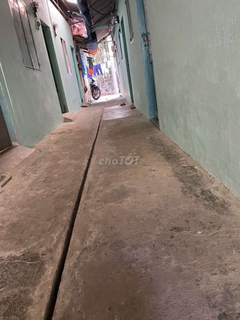 Rent room, near school, hospitals, markets, security.