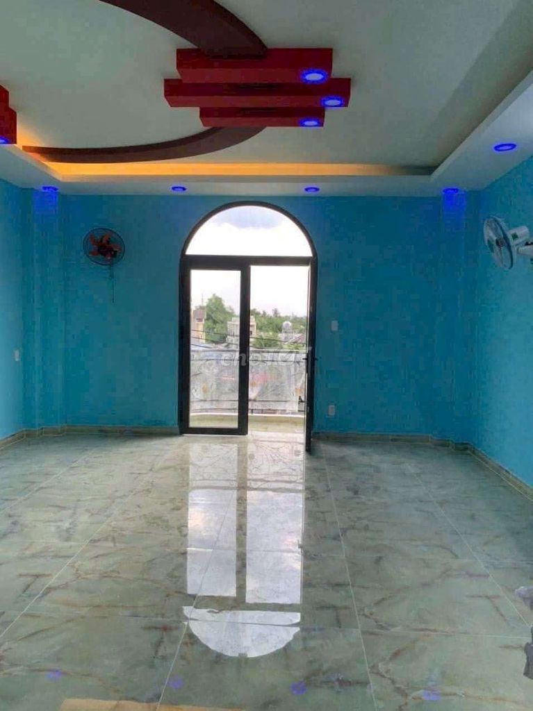 The corner house of 280 M2 has a courtyard of trucks near a clear bridge.