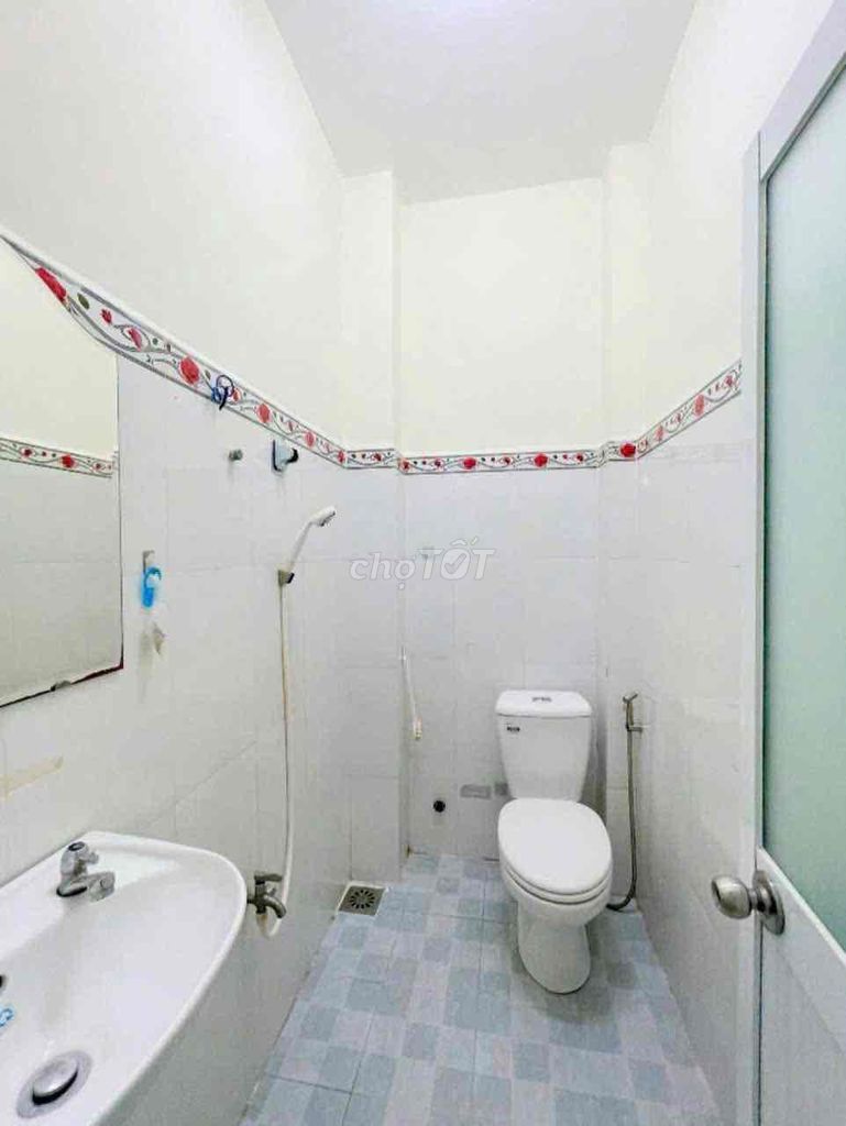 Rent three bedrooms, three toilets.