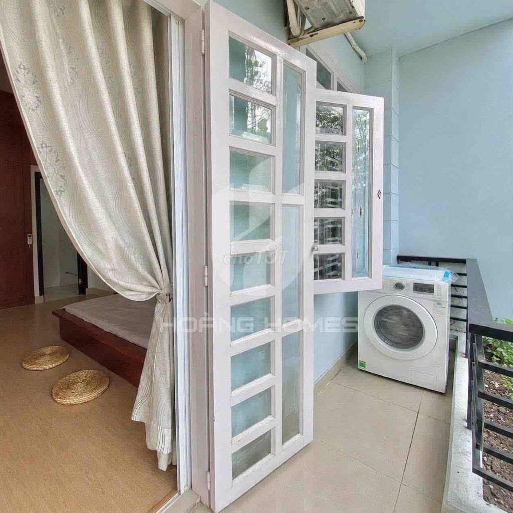 Rent a good-priced balcony.