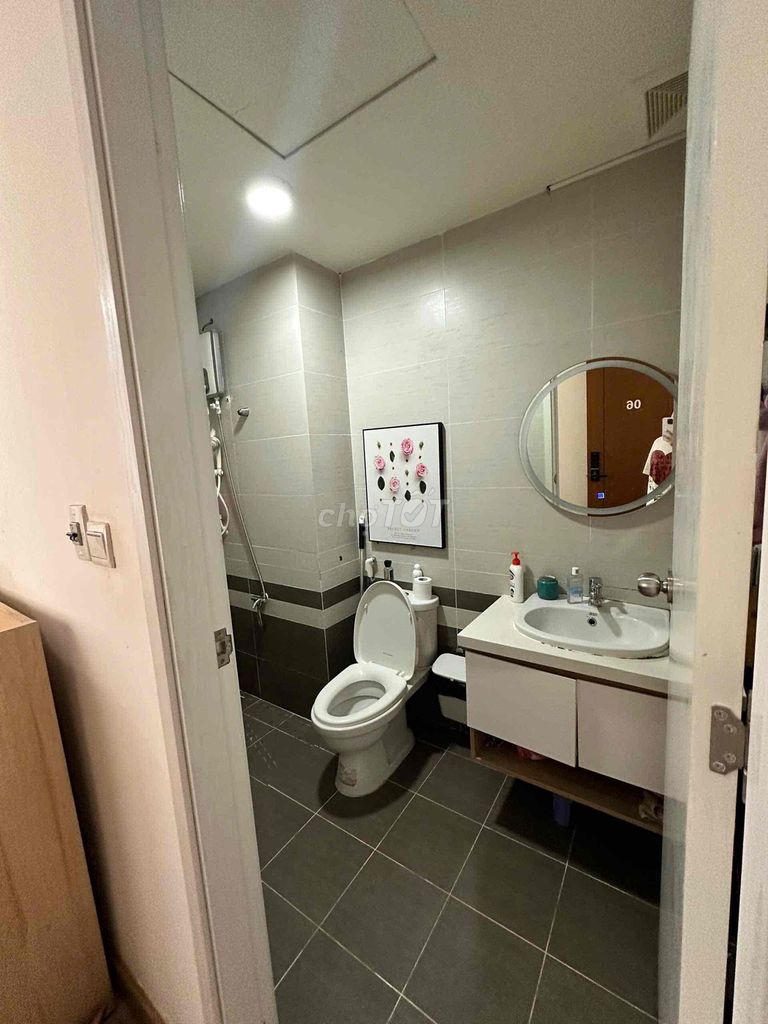 Rent a bedroom. A The Park Residence toilet. Eight million.