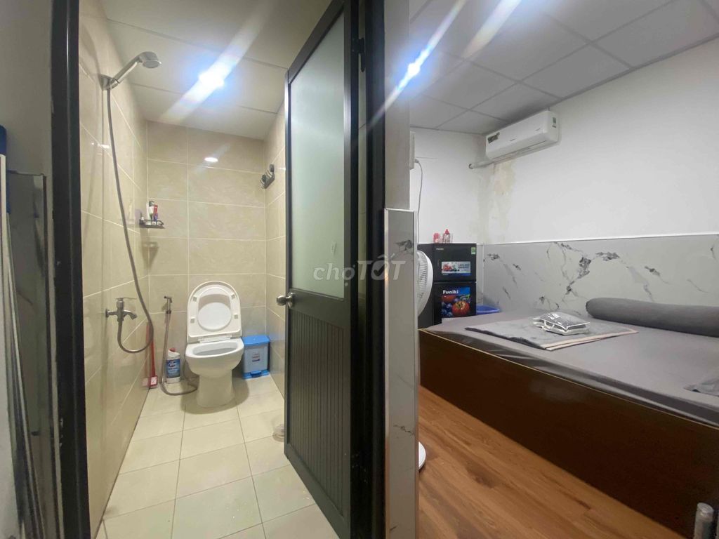 It's the same owner who rents the kitchen balconies right in the center.