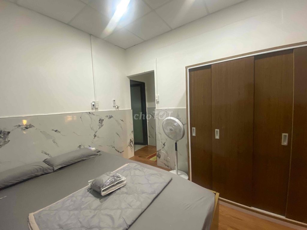 It's the same owner who rents the kitchen balconies right in the center.