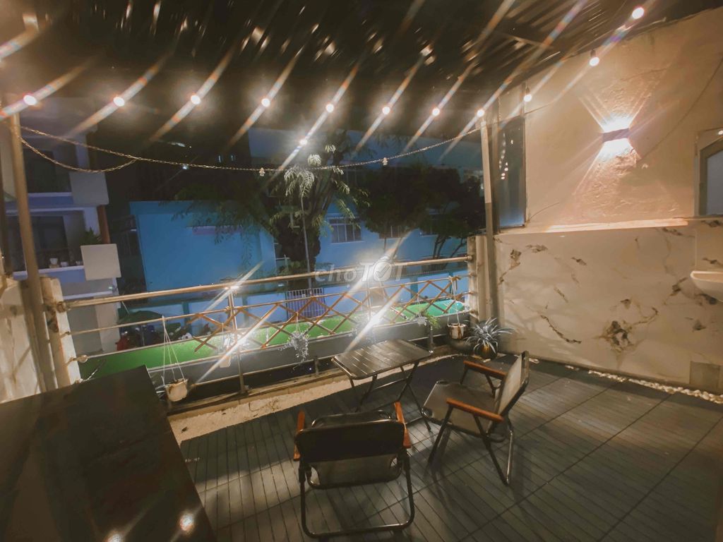 It's the same owner who rents the kitchen balconies right in the center.