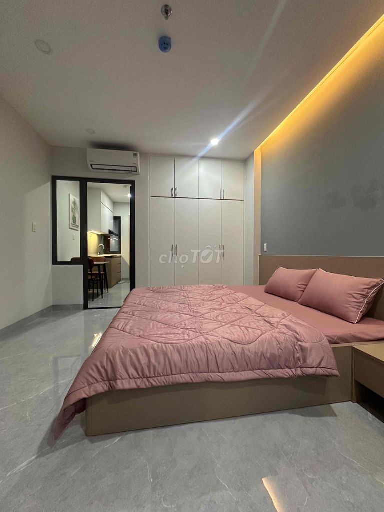 A new balcony bedroom built in the center of 7th.